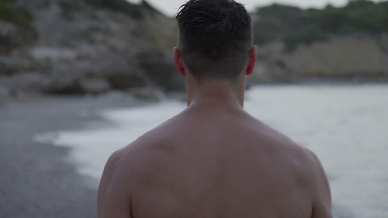 아침 일찍 해변에서 맨발로 는 남자