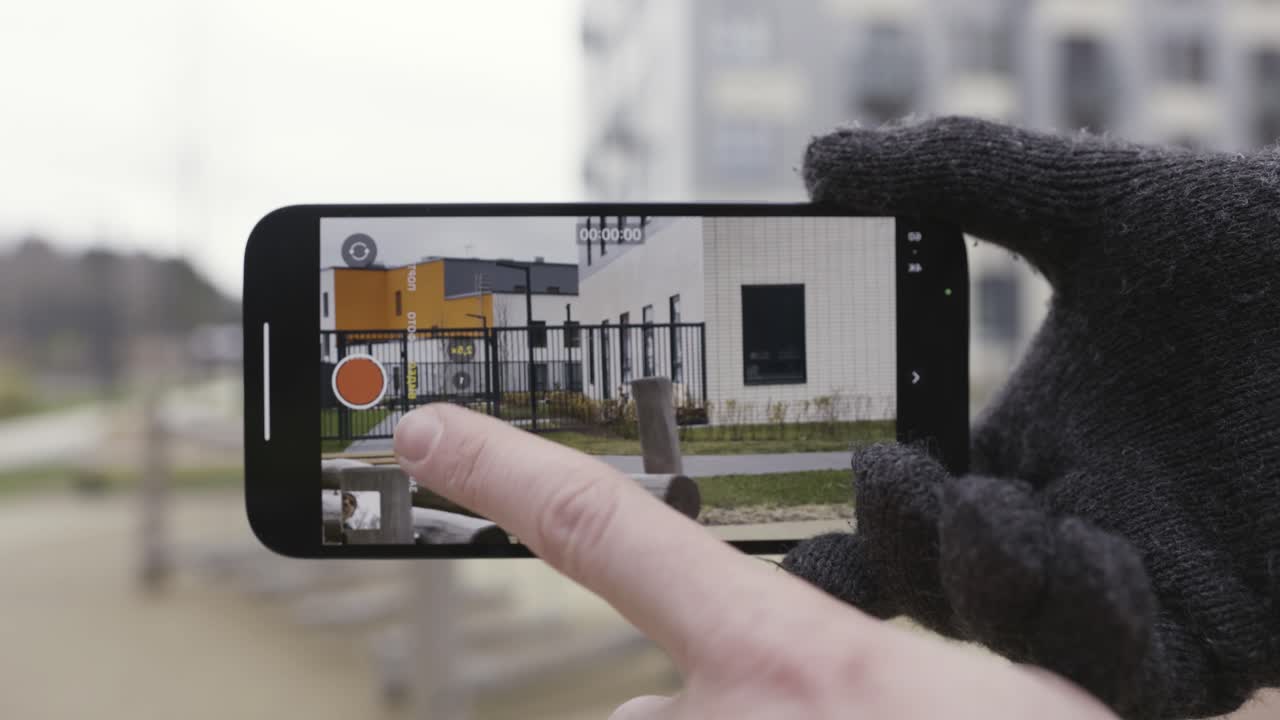 persona que graba un video con un teléfono inteligente