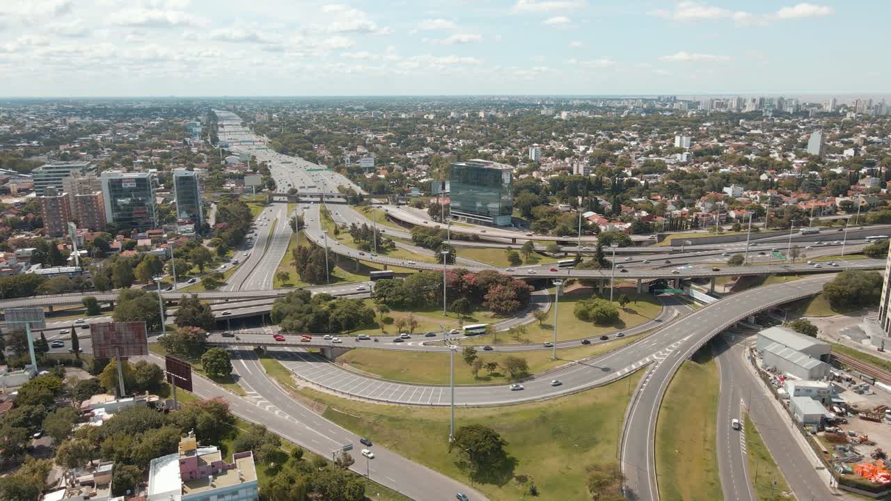 낮에 고속도로 인터체인지에서 운전하는 교통의 공중 궤도 샷