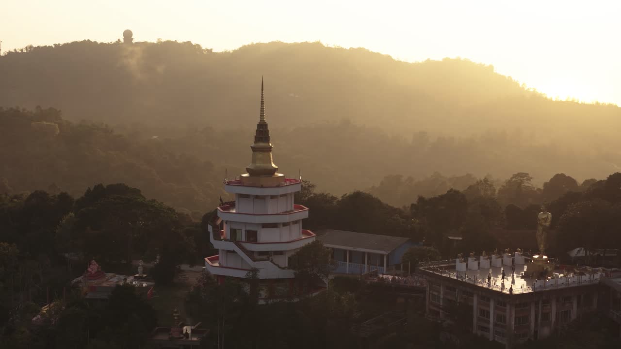 Pagoda en Wat Teepangkorn y Buda Dorado a la derecha (2 de 2)