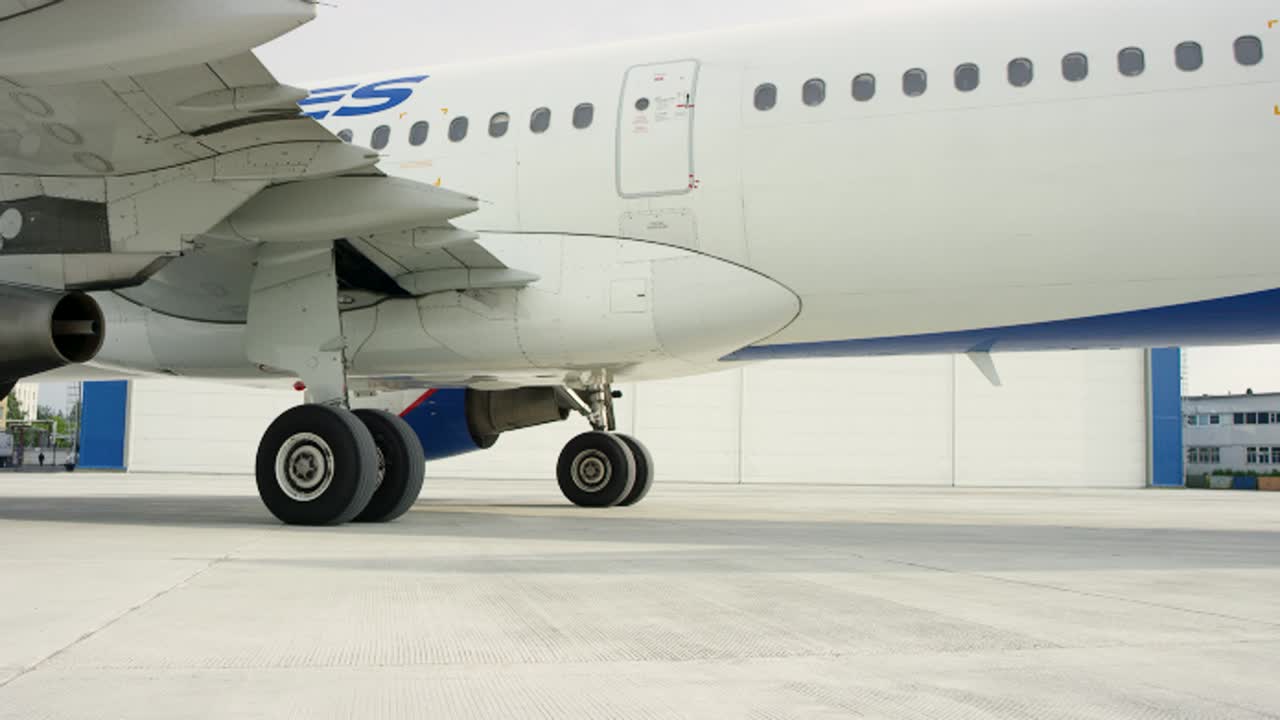 avión en la pista de aterrizaje