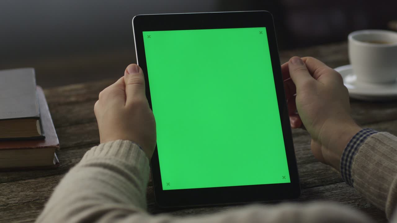 el uso de la tableta pc en modo retrato en el hogar. estilo de vida causal