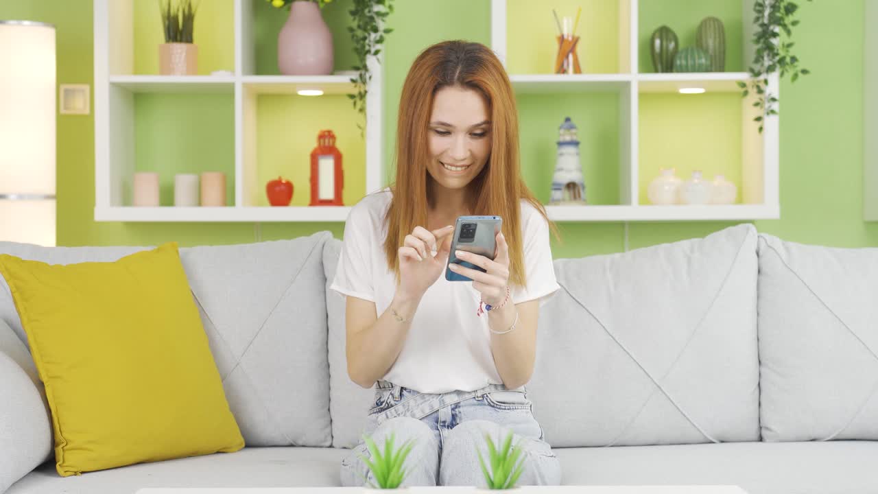 승인하고 받아들이는 여성의 초상화. 뉴스와 발표.