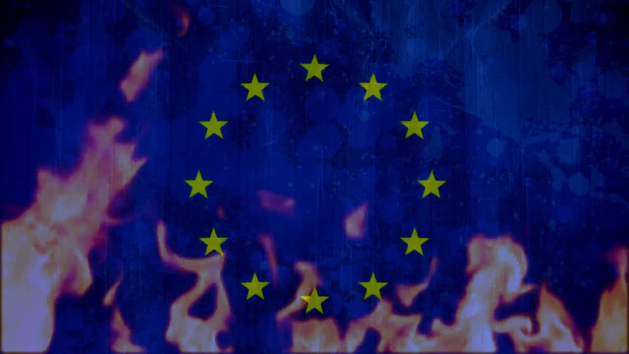 llamas que queman la bandera europea azul