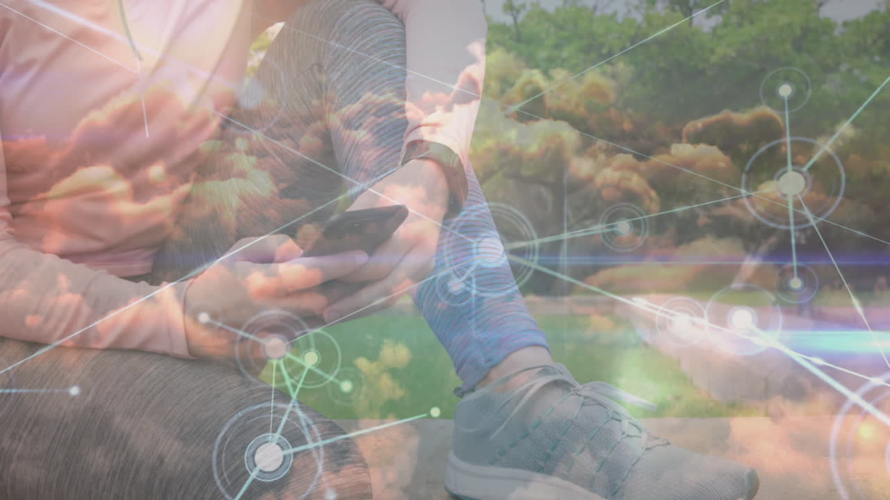 animación de puntos conectados con líneas y nubes sobre una mujer caucásica usando un teléfono inteligente en el parque