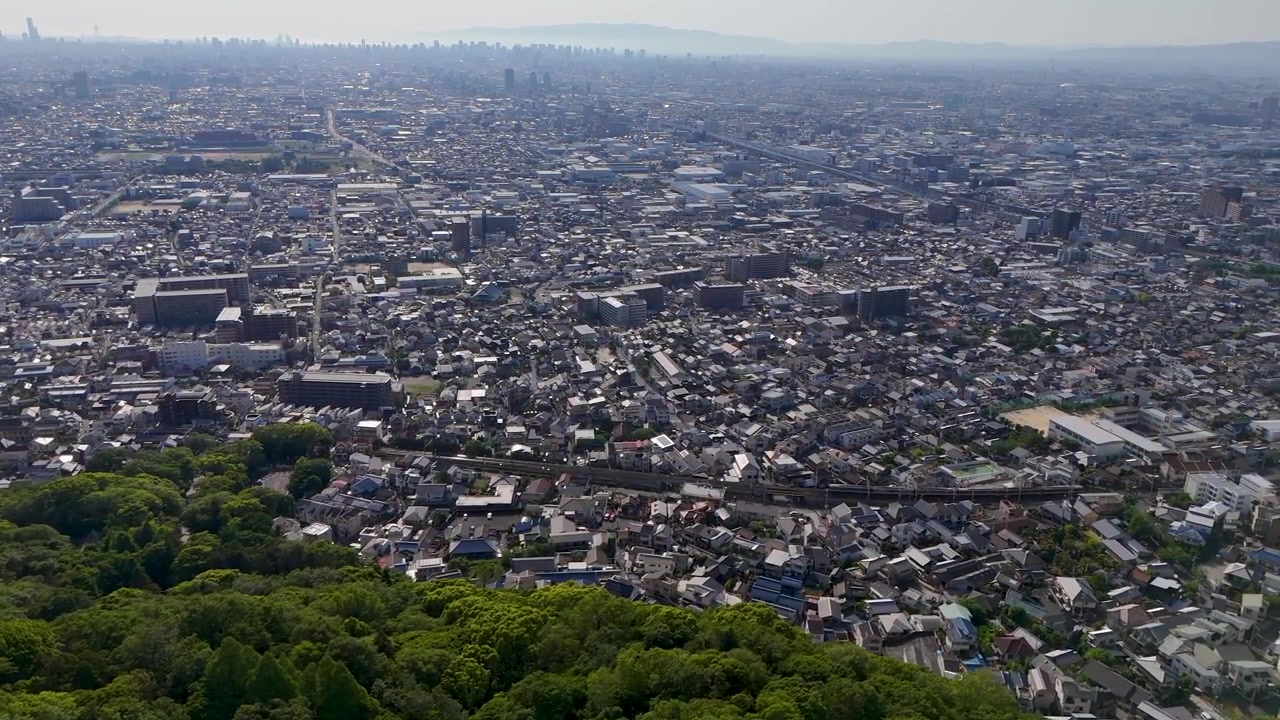 大阪の遠景をドローンで空撮。