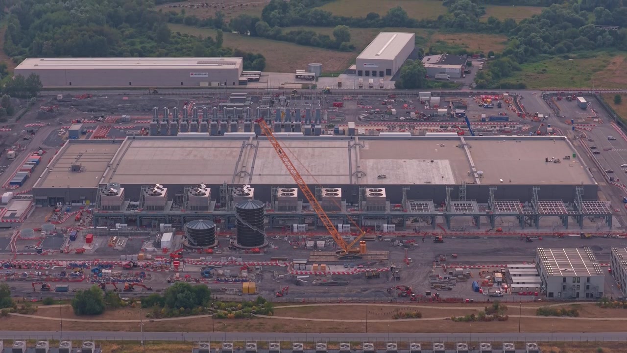 Vista aerea di un grande cantiere per data center industriale