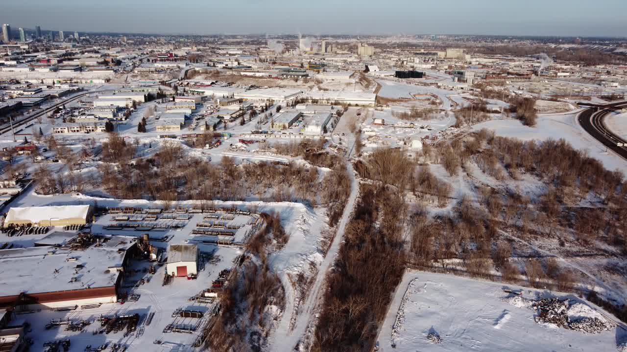 fotografía aérea de una central eléctrica de vapor dentro de los límites de la ciudad en invierno