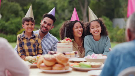 feliz fiesta de cumpleaños familiar