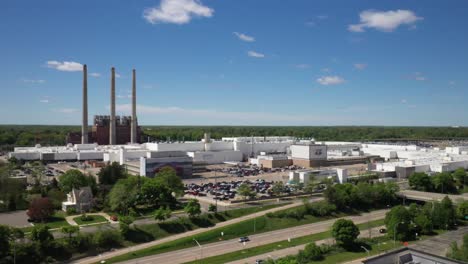 General-Motors-Werk-In-Lansing,-Michigan-Grand-River-Montageprägung-Mit-Drohnenvideo,-Das-Sich-Nach-Oben-Bewegt