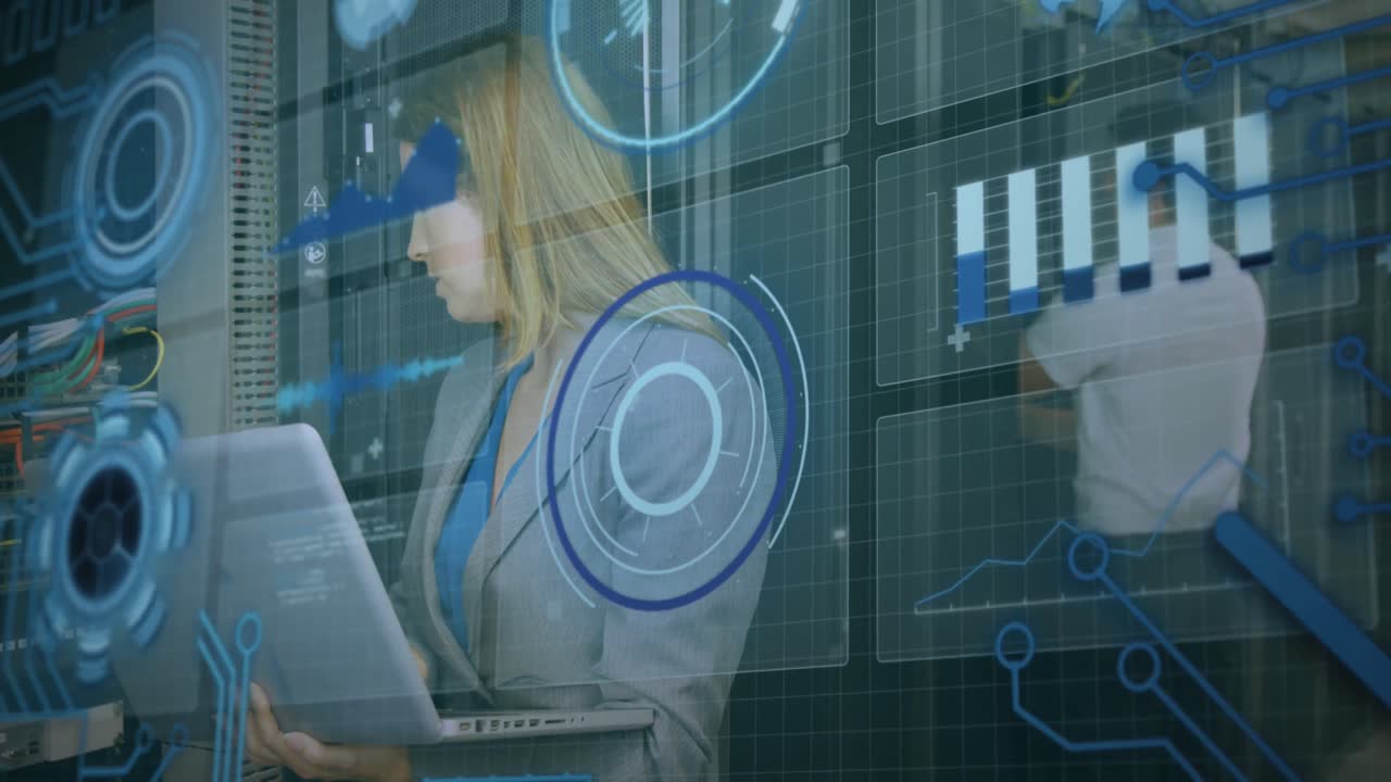 animación de escaneo de alcance, procesamiento de datos sobre caucásico it hombre y mujer arreglando servidor de computadora