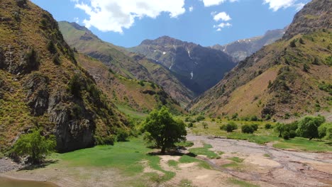 Atemberaubende-Aussicht-Auf-Die-Berge-Mit-Urungach-See-Im-Sommer-Im-Ugam-​chatkal-Nationalpark,-Usbekistan