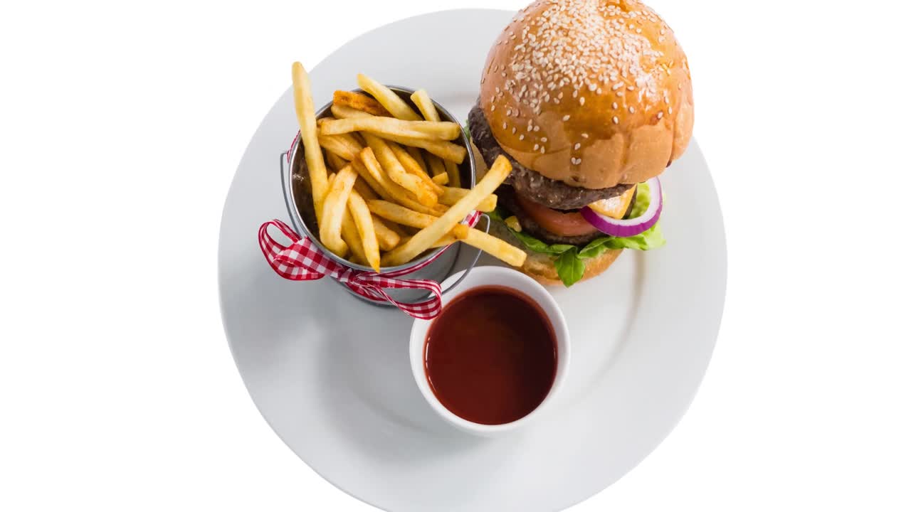animación de hamburguesa y papas fritas sobre fondo blanco