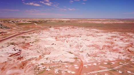 澳大利亞coober pedy 1的沙漠內部的奧帕爾礦山和礦山尾料的空中無人機拍攝