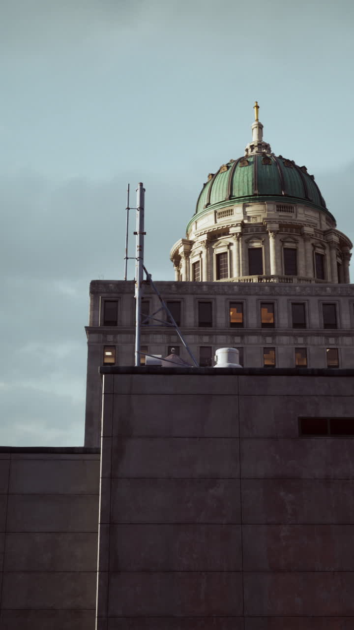una vista de un edificio con una cúpula en la ciudad