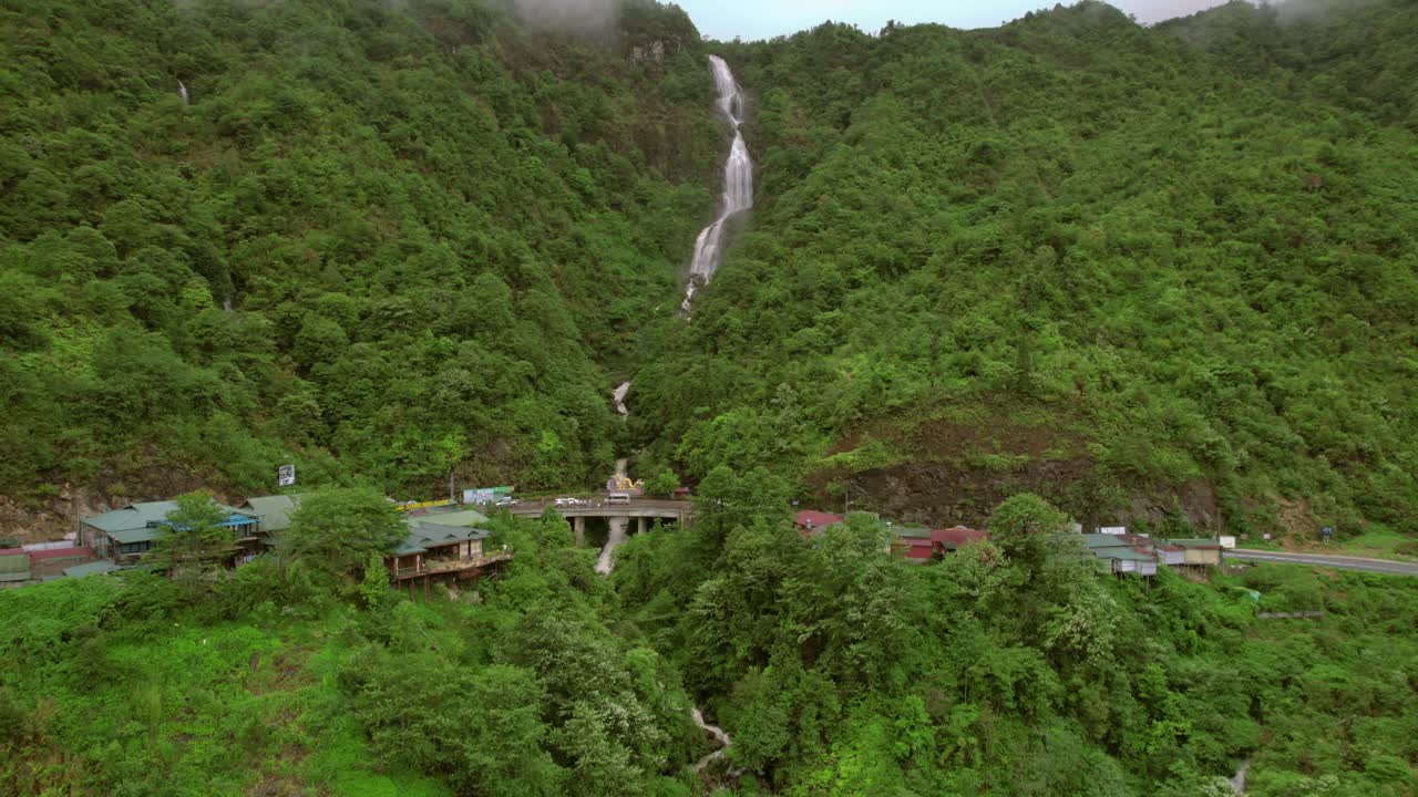 cataratas aéreas que atraviesan la densa jungla verde de sapa, vietnam
