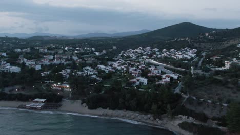 Drone-Disparó-Sobre-Casas-Y-La-Playa-En-La-Noche-En-Grecia