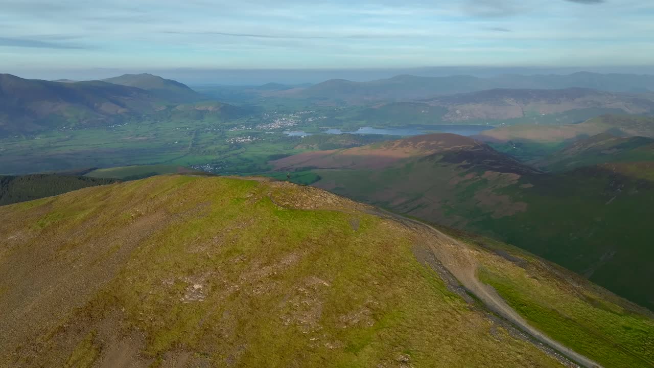 황금 시간 에 둥근 산꼭대기 에서 멀리 떨어진 외로운 산책자