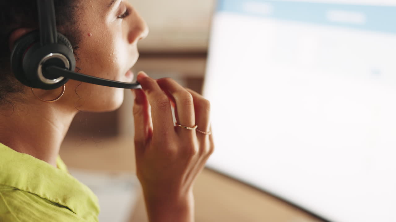 Call center, volto e donna che parlano al computer