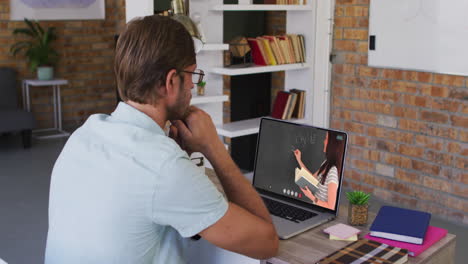 estudiante caucásico usando una computadora portátil en una videollamada con una maestra