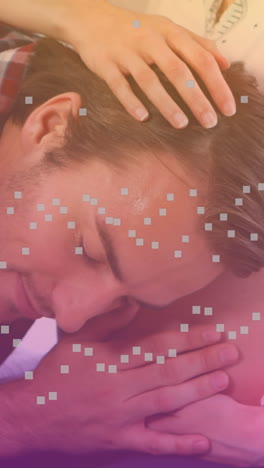 animación del procesamiento de datos sobre un hombre caucásico escuchando el vientre de una mujer embarazada