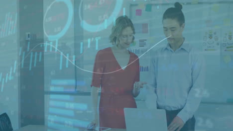 animación del procesamiento de datos financieros en diversos colegas que utilizan computadora portátil en la oficina
