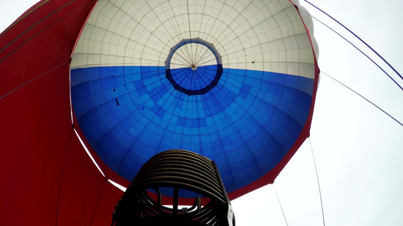 뜨거운 공기 풍선. 봉투에 불꽃을 향하는 버너. 루프
