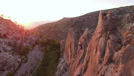 Un-Hombre-Es-Visto-Escalando-Montañas-En-Blagaj-Bosnia