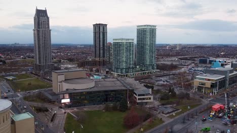 vista lluviosa y nublada desde un dron que vuela por el centro de mississauga en un día de verano