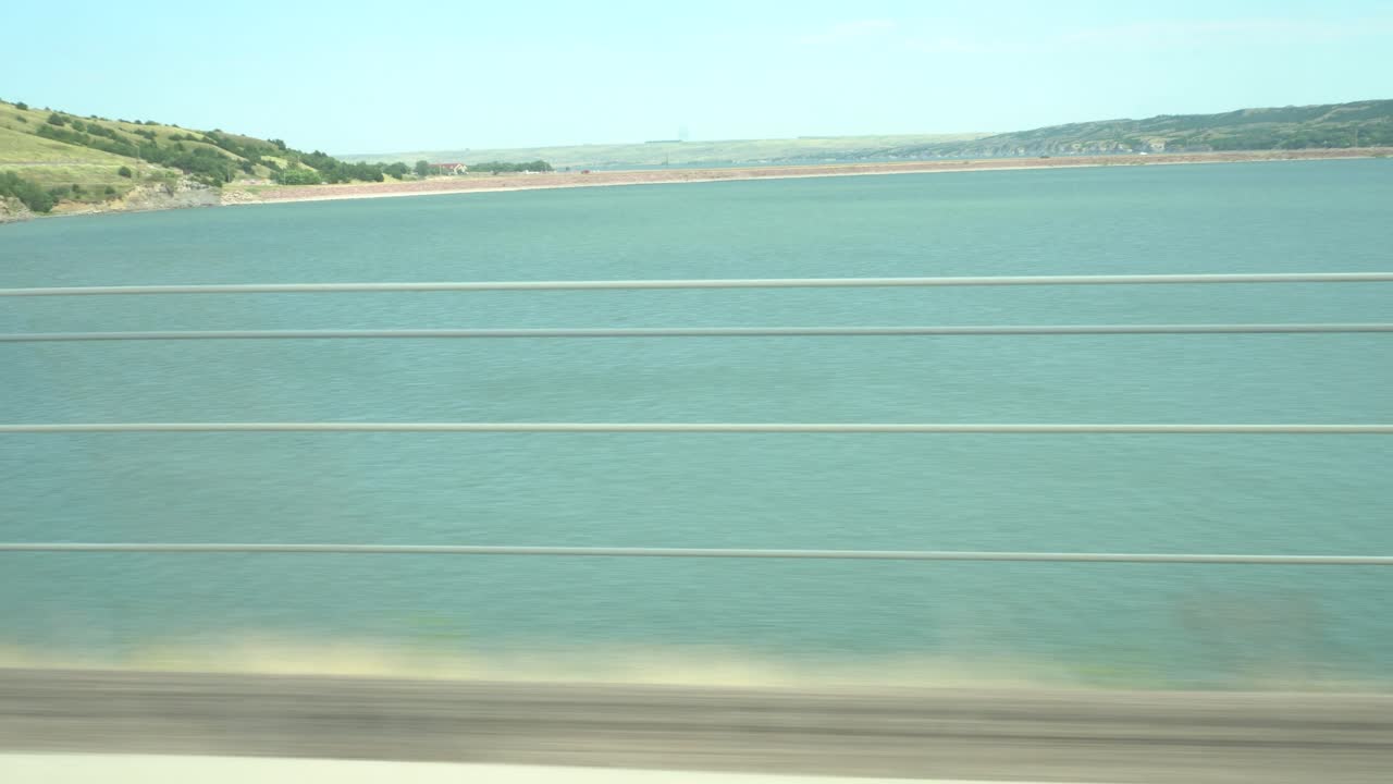 사우스 다코타에서 넓은 강을 운전