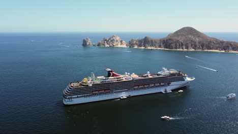 barco de la línea de cruceros de carnaval navegando en el océano pacífico con un hermoso sol