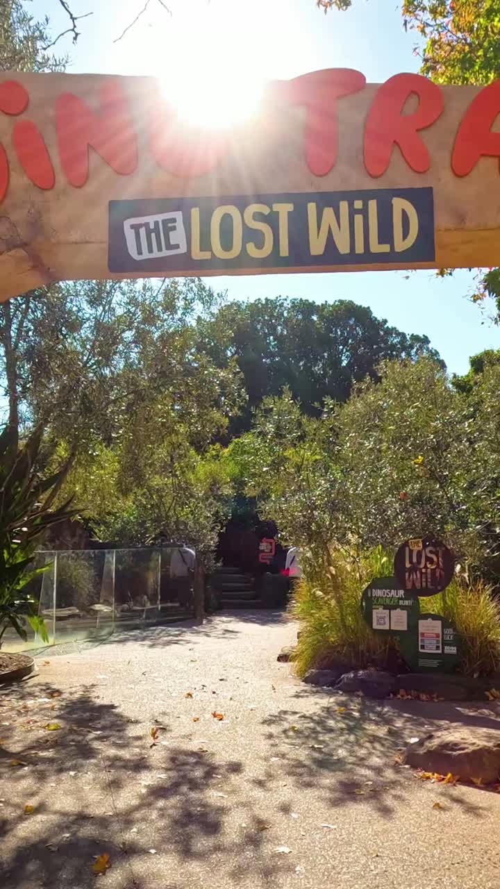 멜버른 동물원 에서 공 주제 의 길 을 고 있는 방문객 들