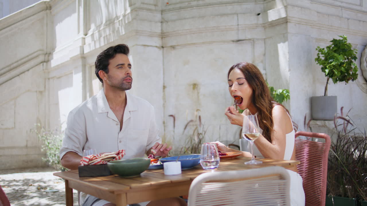 휴식하는 커플이 에 있는 식당에서 점심을 나누고, 데이트 클로즈업, 커플이 식사를 하고 있다.