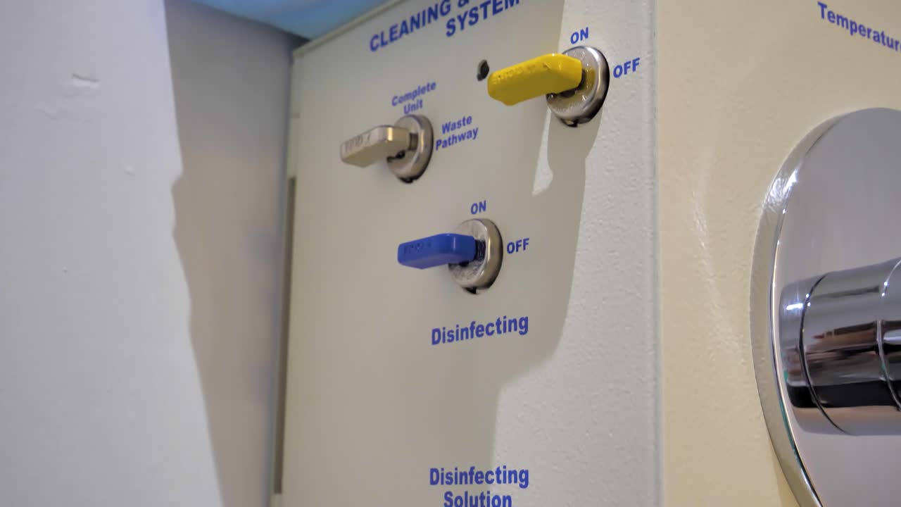 disparo de inclinación a cámara lenta que revela las etapas de limpieza en una máquina de hidroterapia de colon