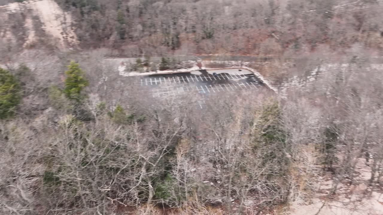 근처 숲 위 에서 볼 수 있는 주차장