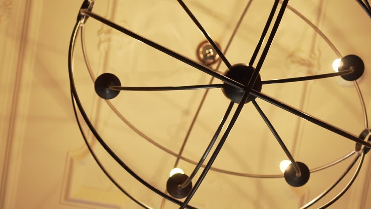 럭셔리 부티크 호텔의 골동품 빈티지 오래된 역사적인 천장 조명