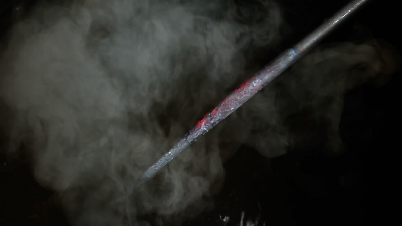 철근 을 물 에 냉각 시키는 도공 의 클로즈업