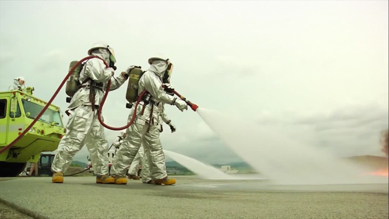 los bomberos luchan contra un furioso incendio químico en un accidente aéreo simulado 13
