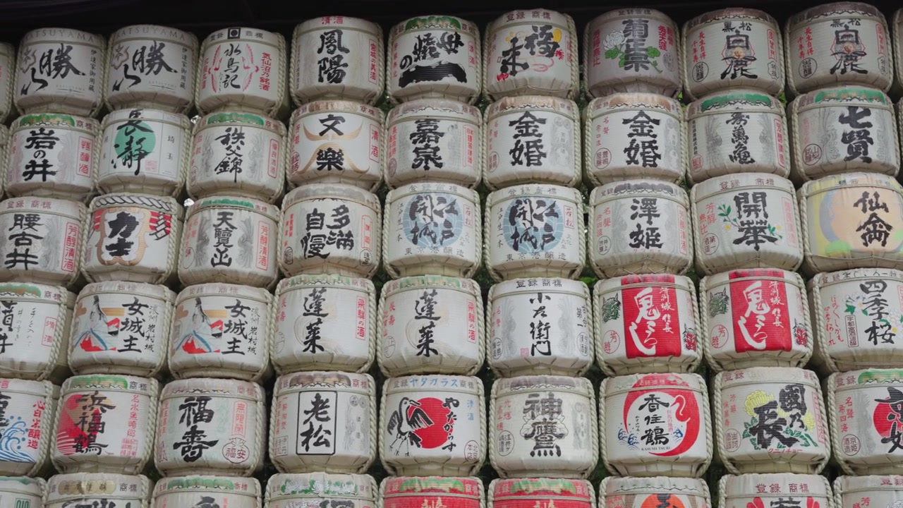 Video gerak lambat tong sake yang berwarna-warni dan indah di Kuil Meiji Jingu pada siang hari di Taman Yoyogi di Tokyo.