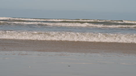 praia num dia ensolarado