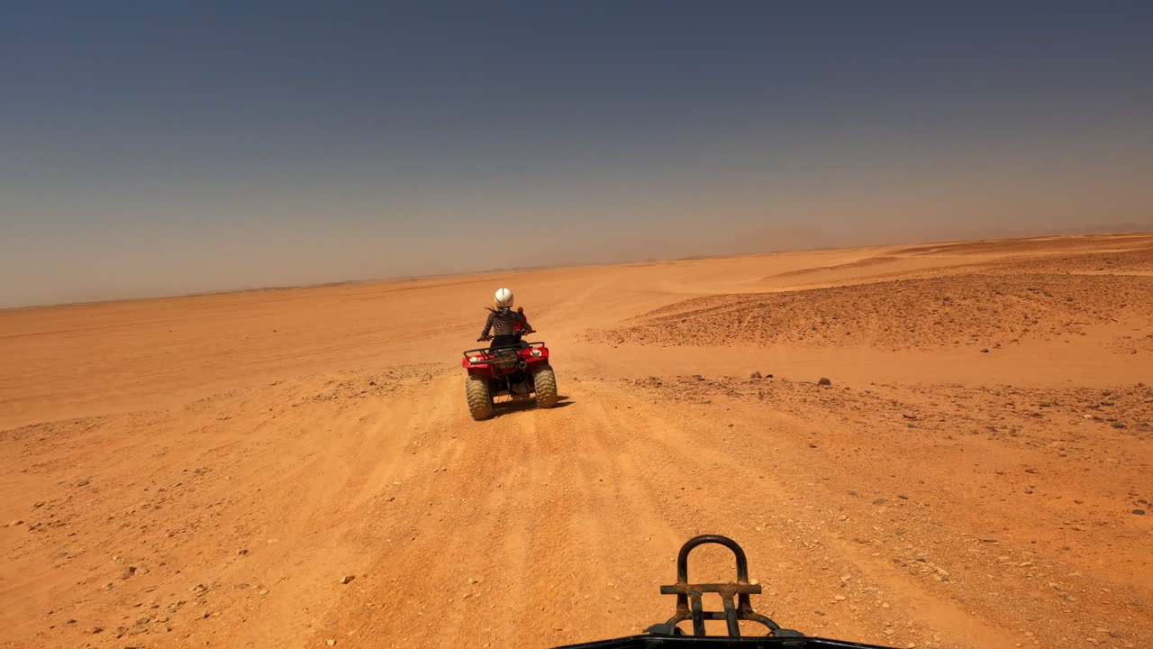 Quad in corsa nel deserto del safari a Hurghada, Egitto. Viaggio fuoristrada, terreno sabbioso, vista sull'orizzonte, sport estremi