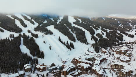 Niebla-Levantar-Capa-De-Nubes-Invierno-Nevado-Temprano-En-La-Mañana-Amanecer-Aéreo-Drone-Cobre-Montaña-Colorado-Estación-De-Esquí-I70-águila-Volante-Levantar-Centro-Pueblo-Snowboard-Medio-Tubo-Ikon-Pase-épico-Estacionamiento-Adelante