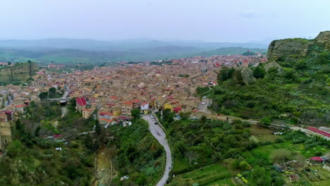 Tiro-Inclinado-Hacia-Arriba-De-Chiesa-Maria-Ss-Del-Malpasso-En-La-Ciudad-De-Corleone,-Italia-En-Un-Día-Nublado