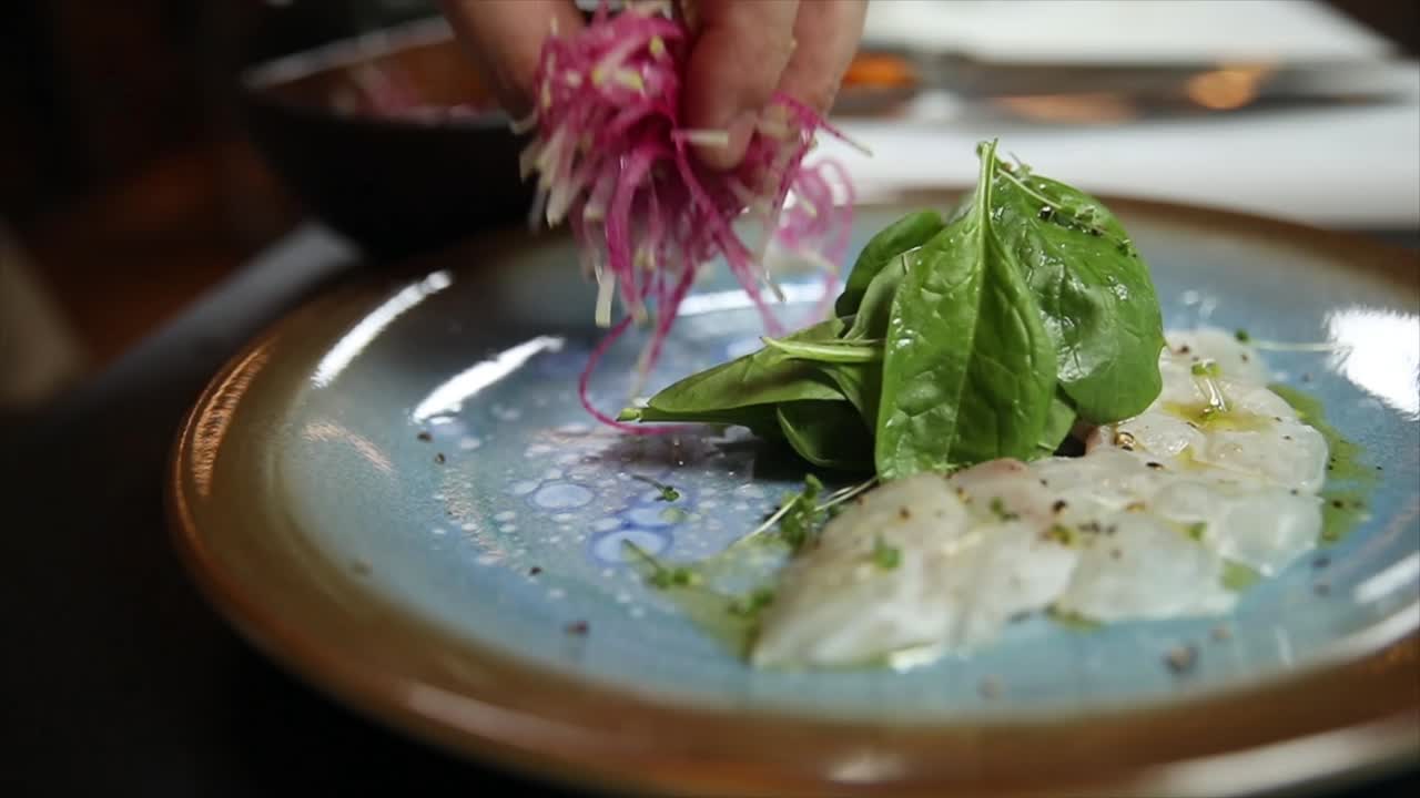 맛있는 해산물 요리를 준비하는 요리사