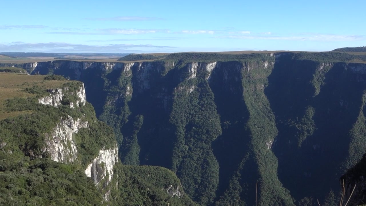 Vista impresionante del cañón Fortaleza en Cambará do Sul, RS, Brasil, durante el día. Panorámica.