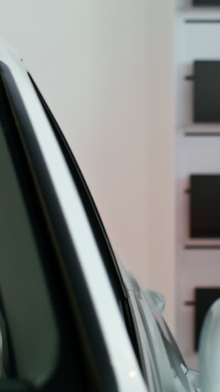 женщина, управляющая машиной, и женщина, держащая бумажку.