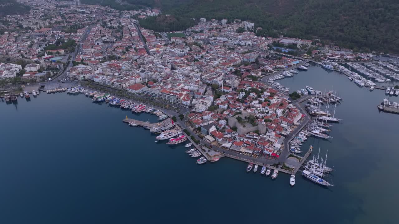 Vista aerea di barche e yacht di Marmaris scintillanti all'alba, Turchia