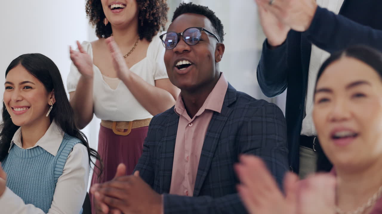 aplauso y celebración en una reunión de negocios