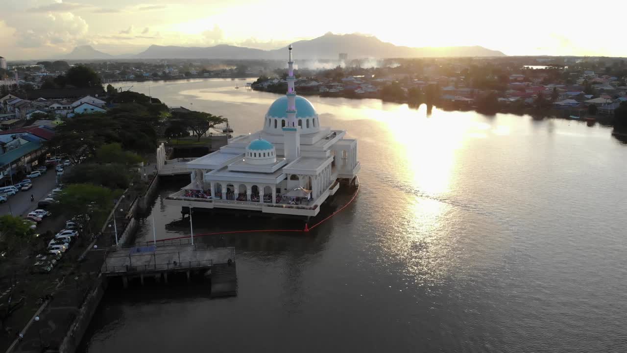 쿠칭의 아름다운 떠다니는 모스크의 공중 풍경