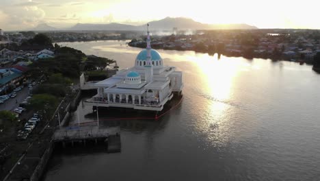 vista aérea de la hermosa mezquita flotante de kuching